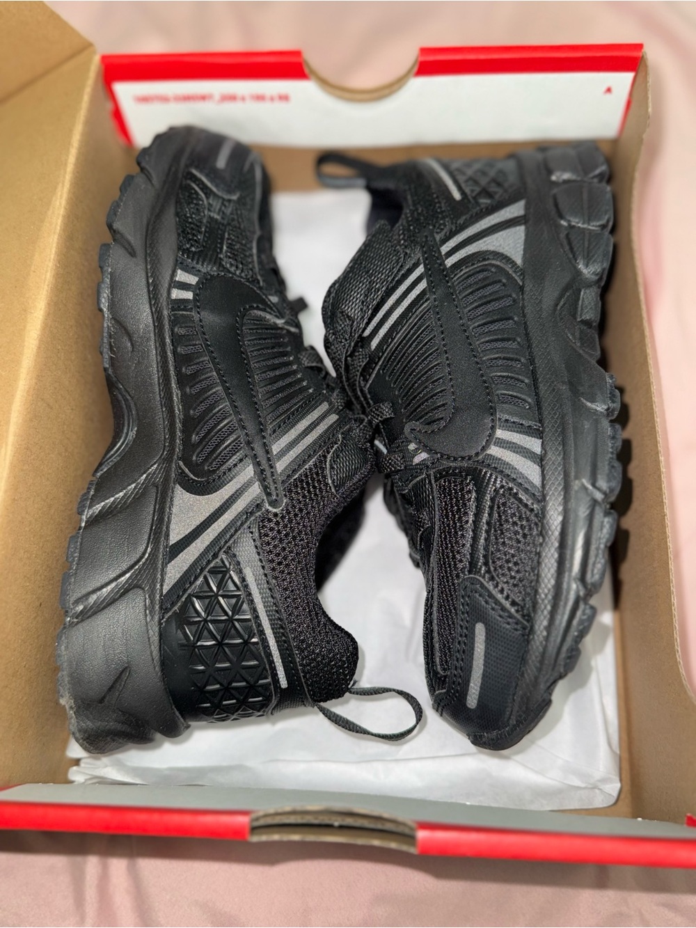 Boys Nike Vomero 5’s size 2.5 excellent condition